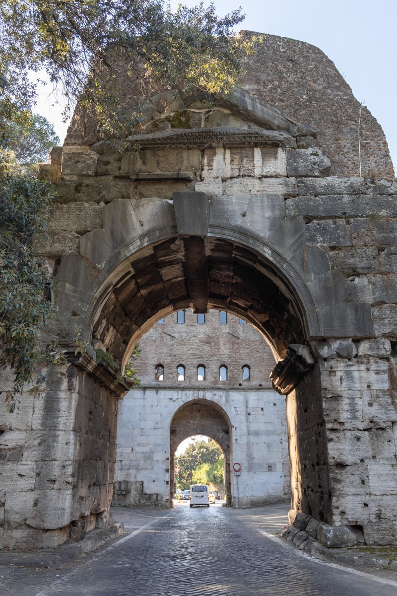 Route passant sous l'arche de la porte San Sebastiano