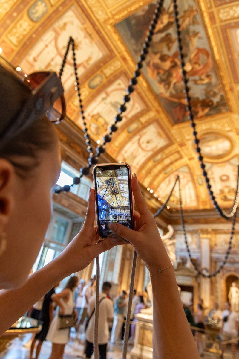 Personne qui prend une photo dans la Galerie Borghèse