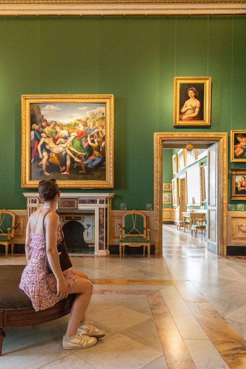 Salle avec des tableaux