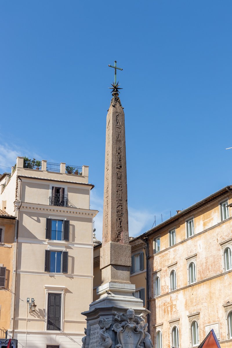 Statue centrale sur la place