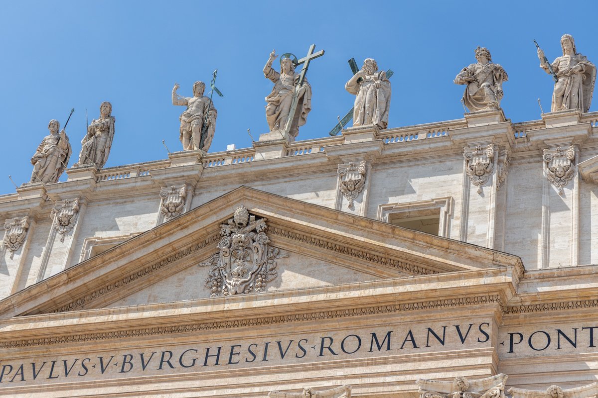 Statues de la façade de la basilique