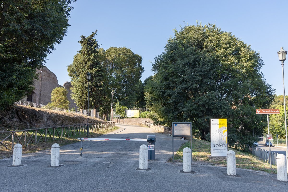 Voie d'accès sur le côté du site