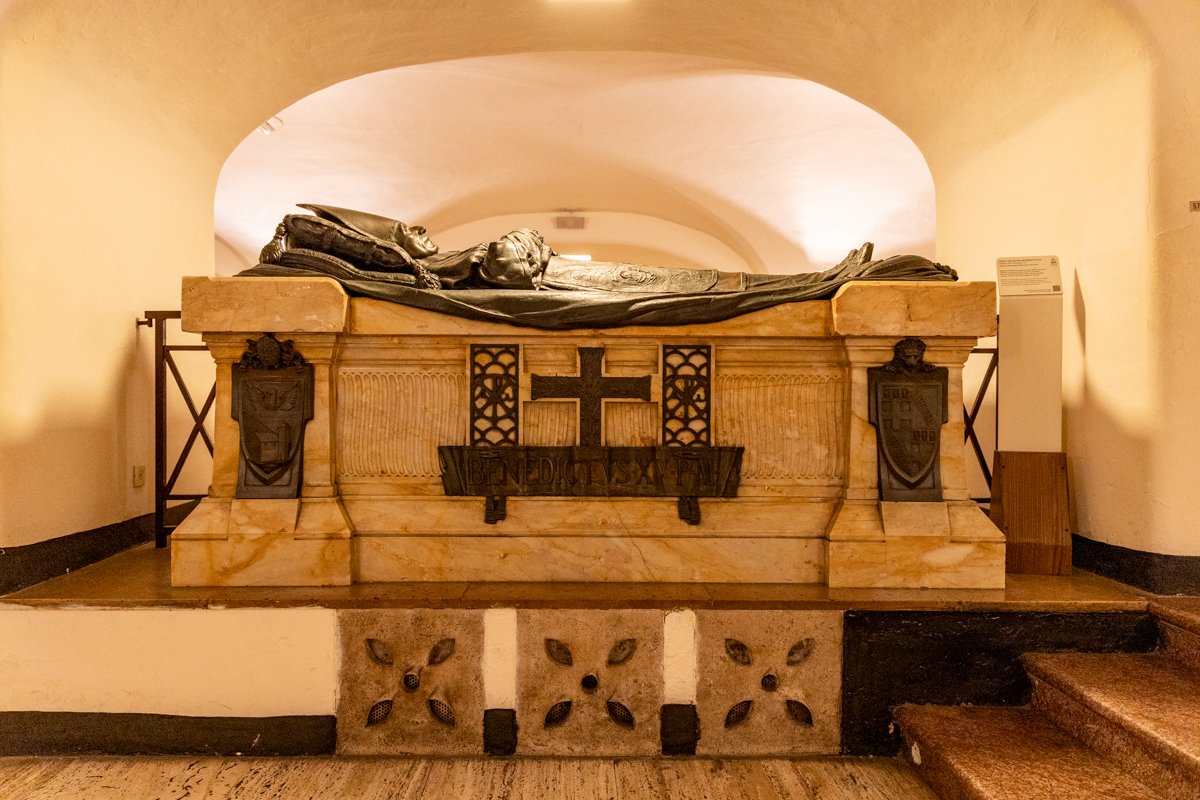 Tombeau avec une croix