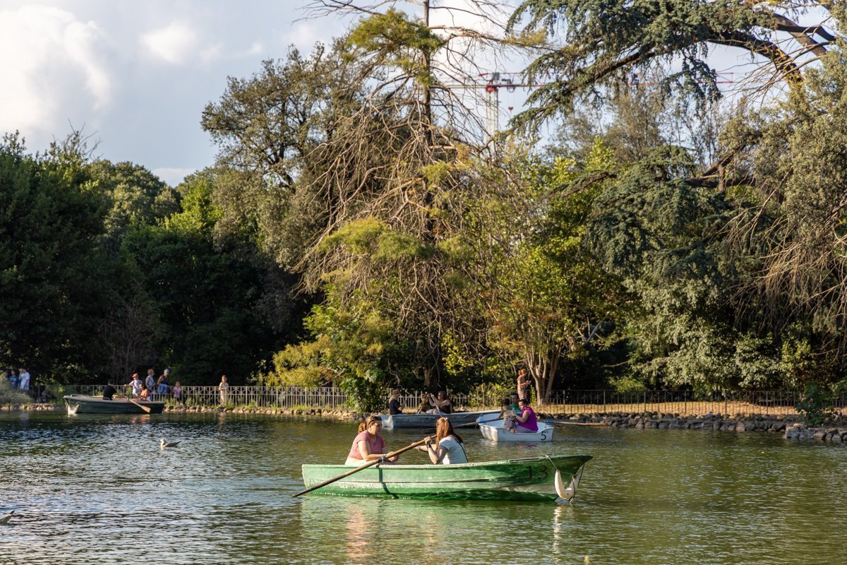 Bateau sur un lac dans le parc