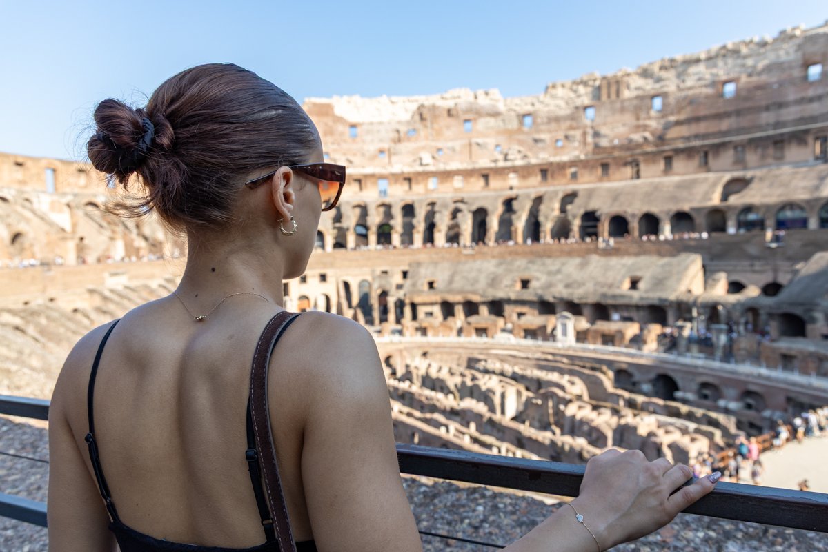 Personne qui regarde les arènes centrale