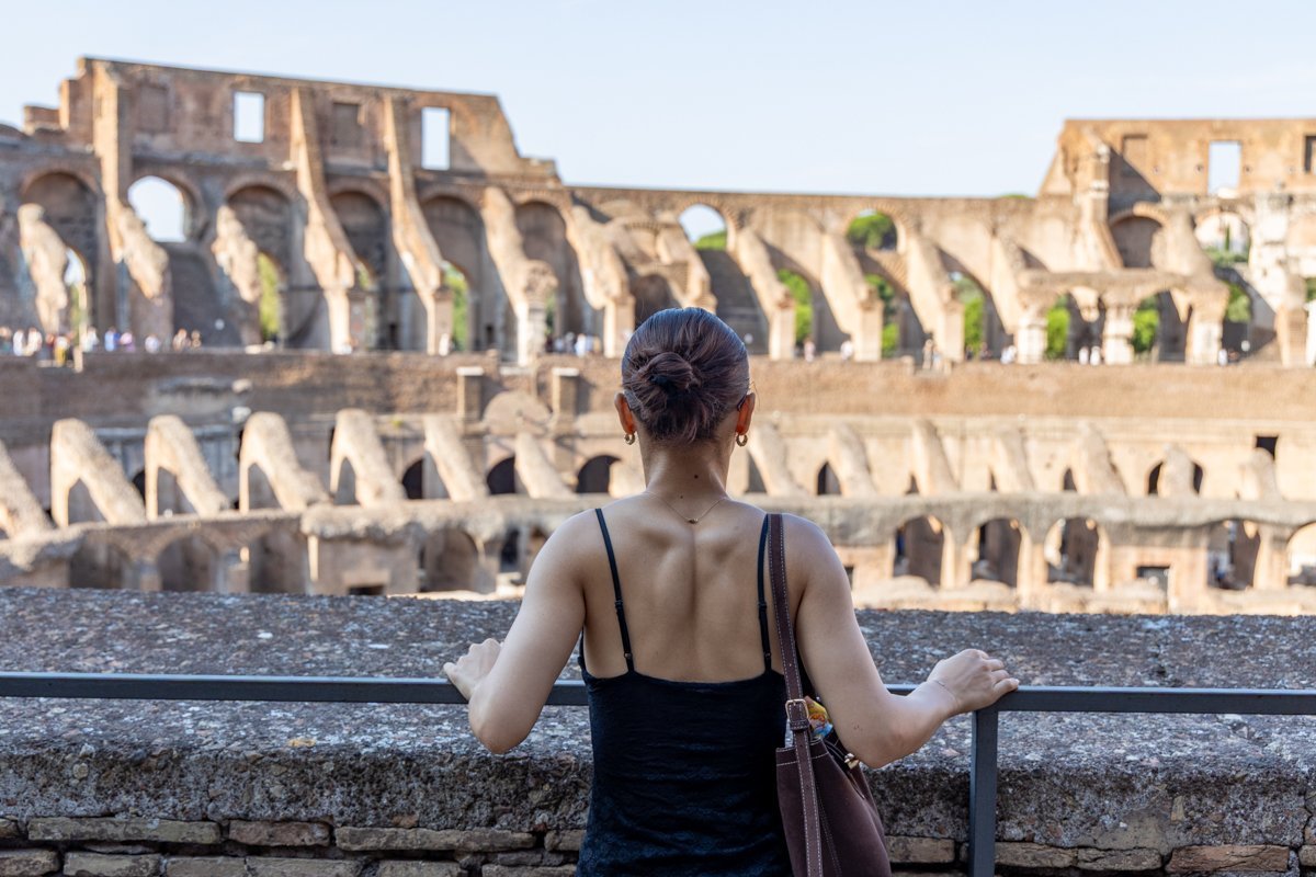 Personne qui regarde les gradins