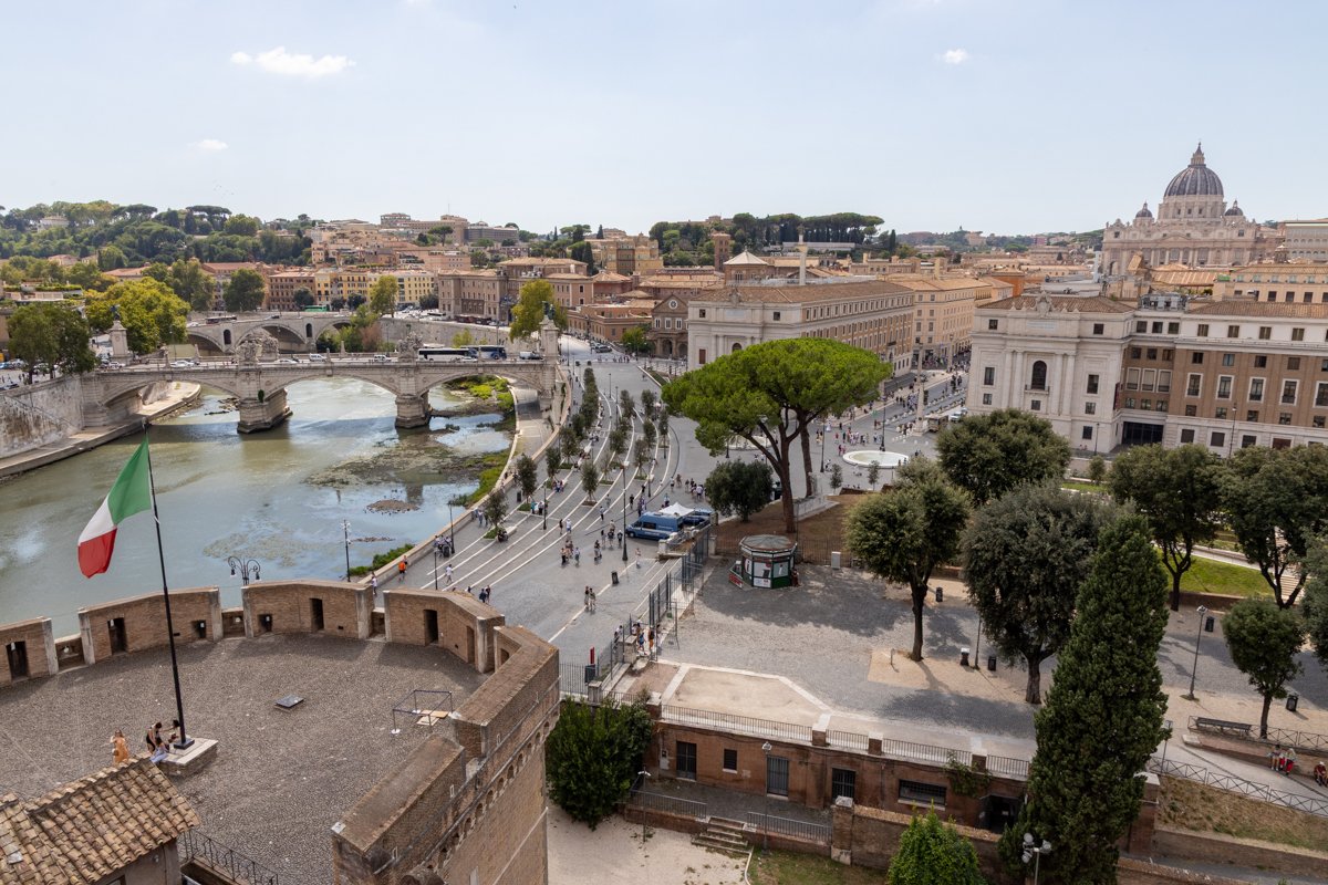 Vue sur Rome depuis le chemin de ronde