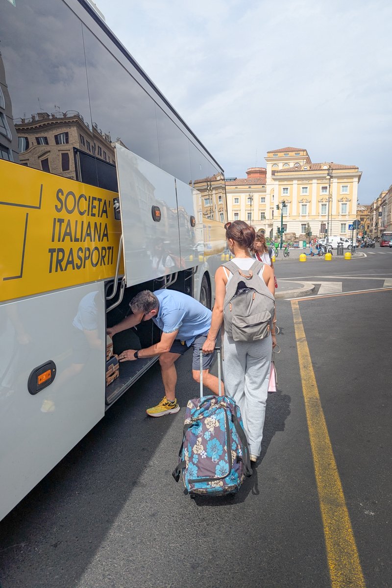 Accès à la soute du bus