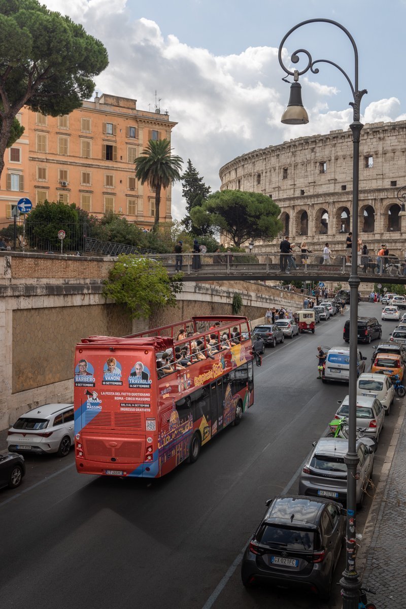 Bus touristique devant le Colisée