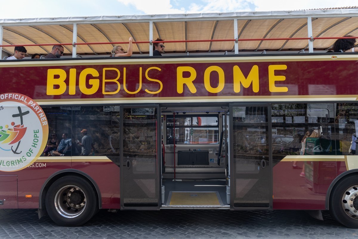 Bus touristique de Rome de profil