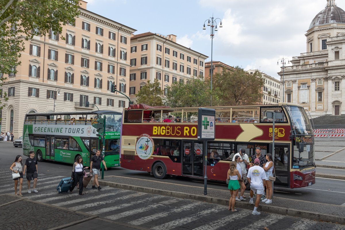 Deux bus touristiques dans Rome