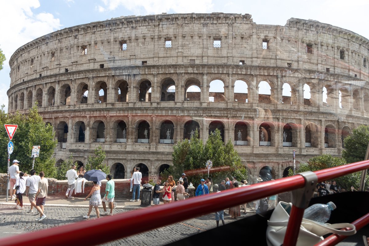 Devant le Colisée