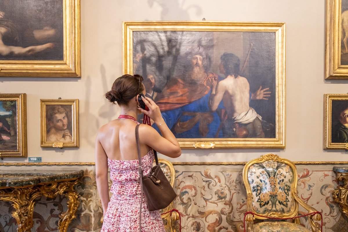 Devant un tableau