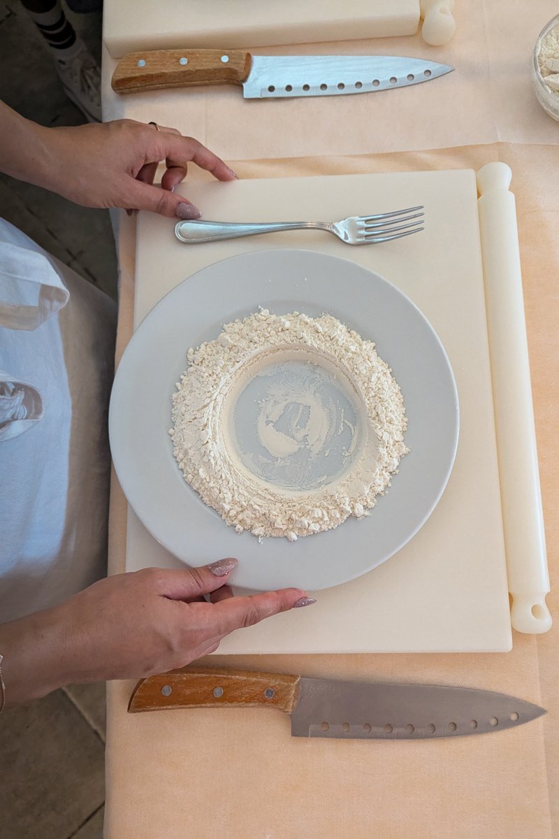 Farine dans une assiette