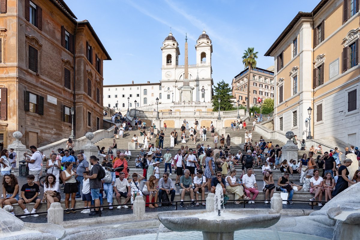Foule sur les marches espagnoles