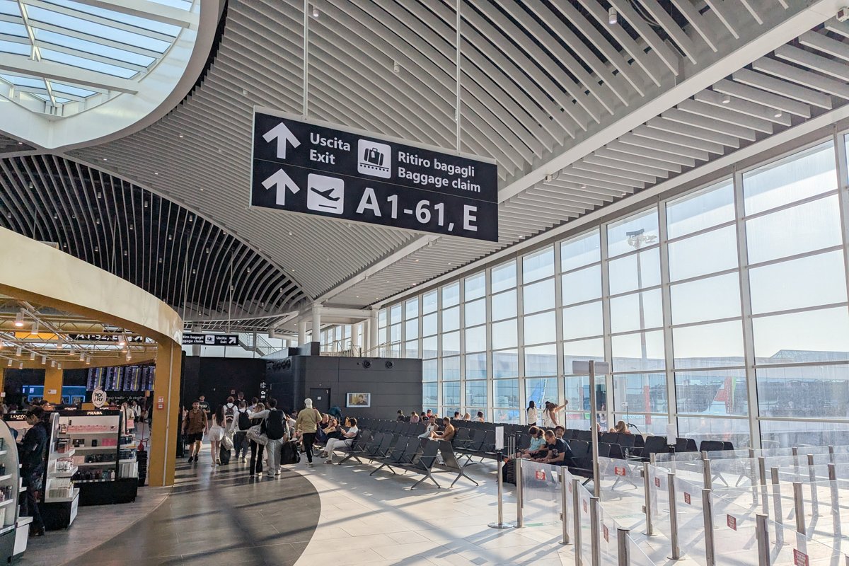Dans un hall de l'aéroport