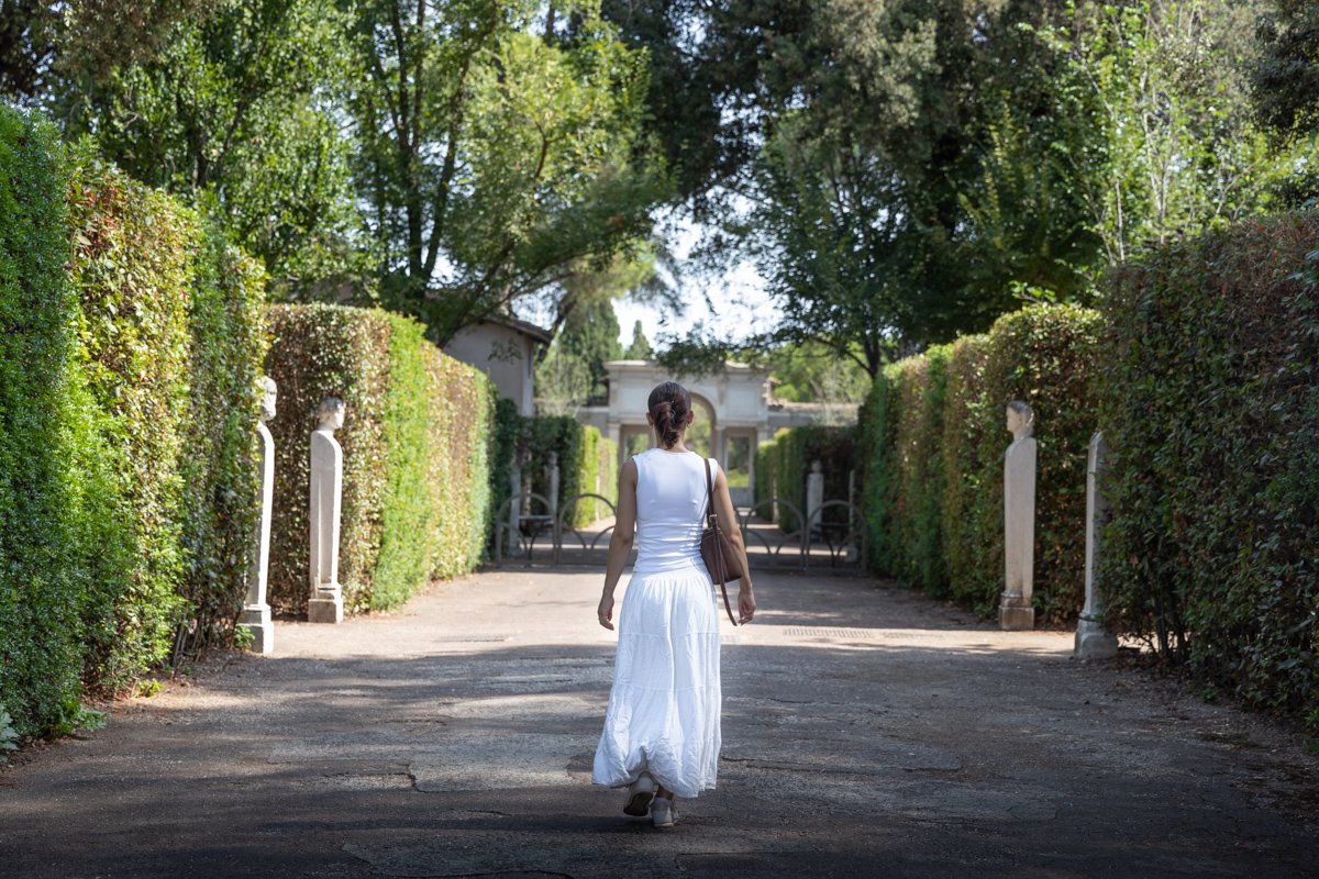 Dans une allée de jardin