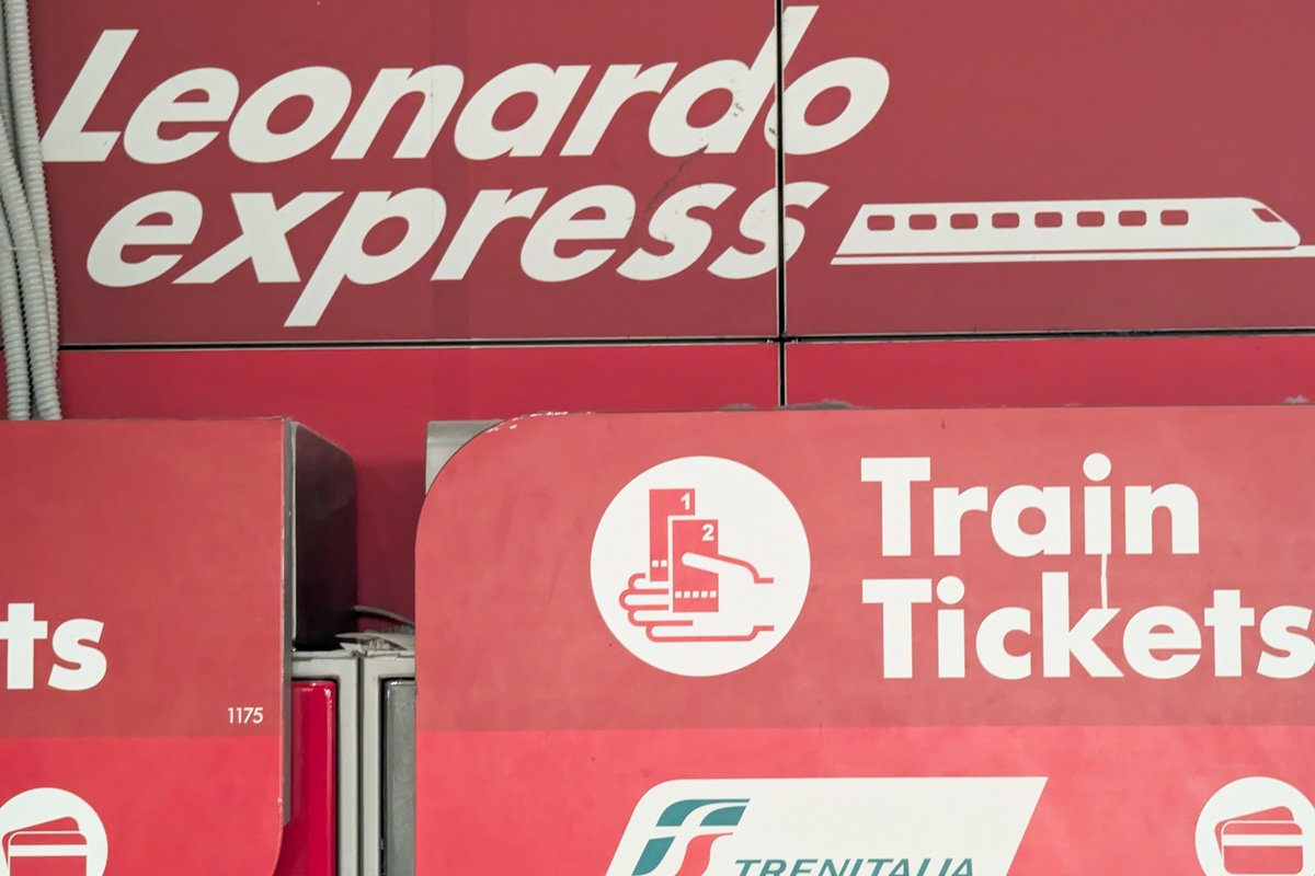 Machine des tickets du Leonardo Express
