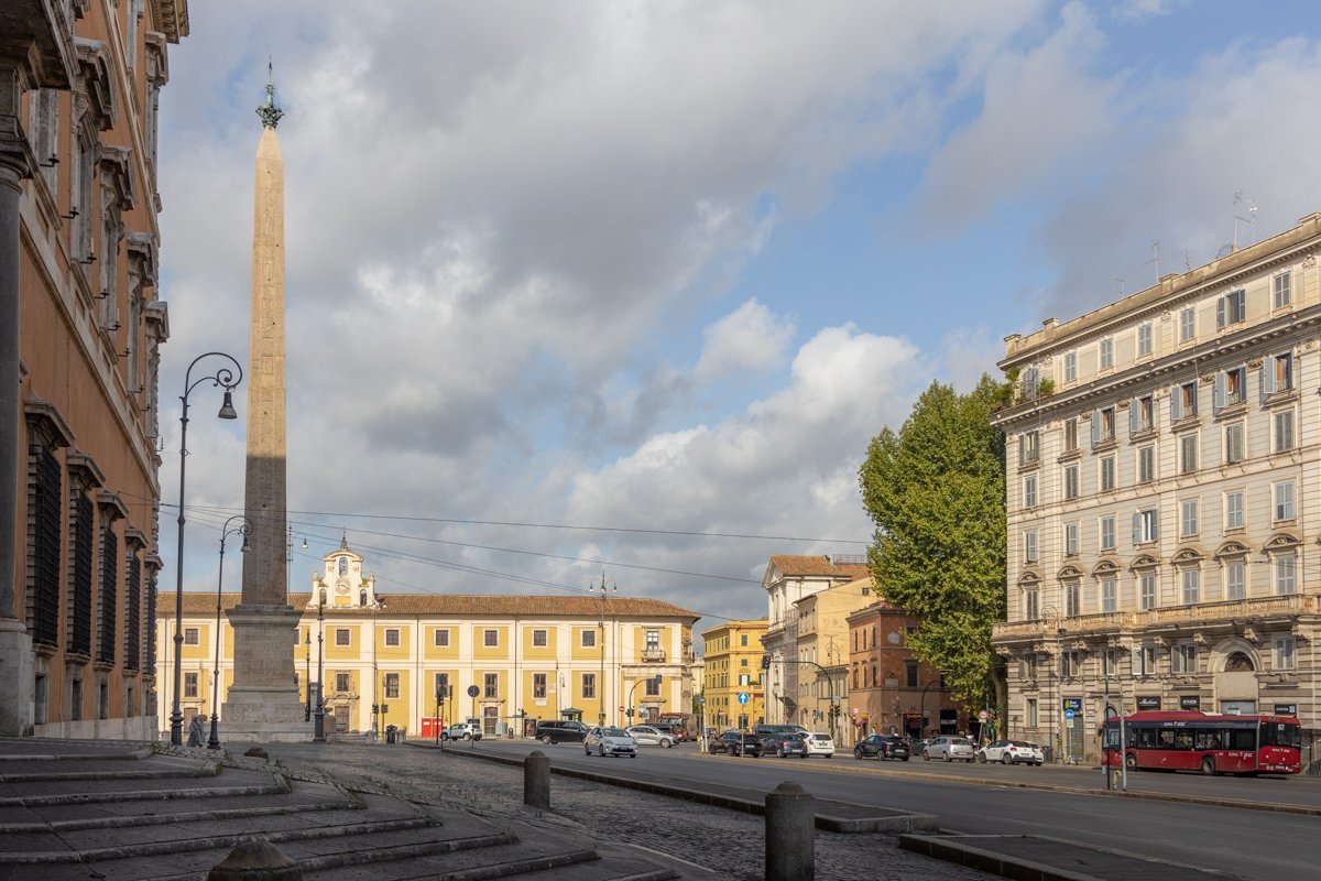 Obélisque sur une place