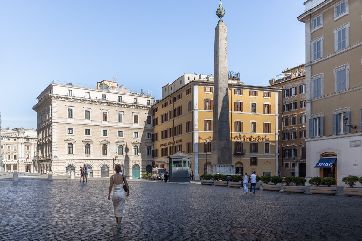Personne en direction de la place d'Espagne