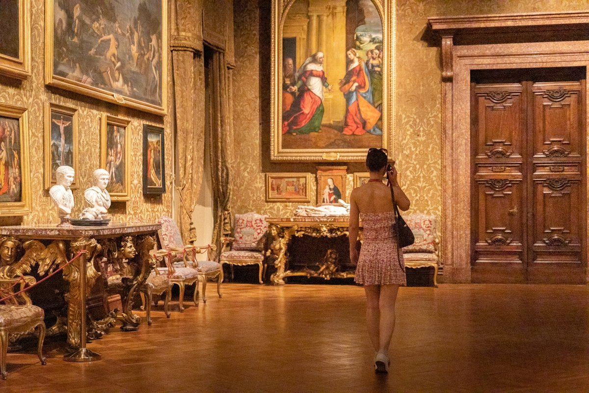 Personne marchant dans le musée
