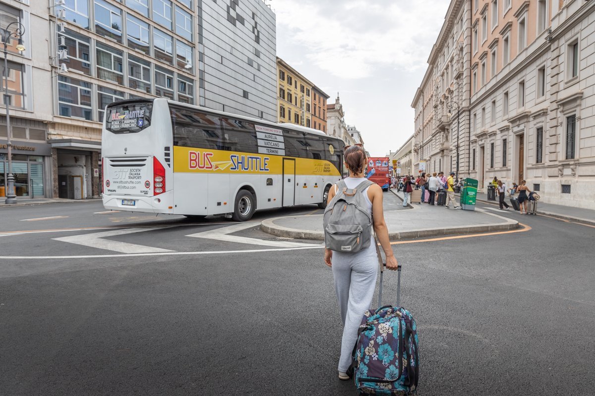 Personne avec valise pour prendre la navette aéroport