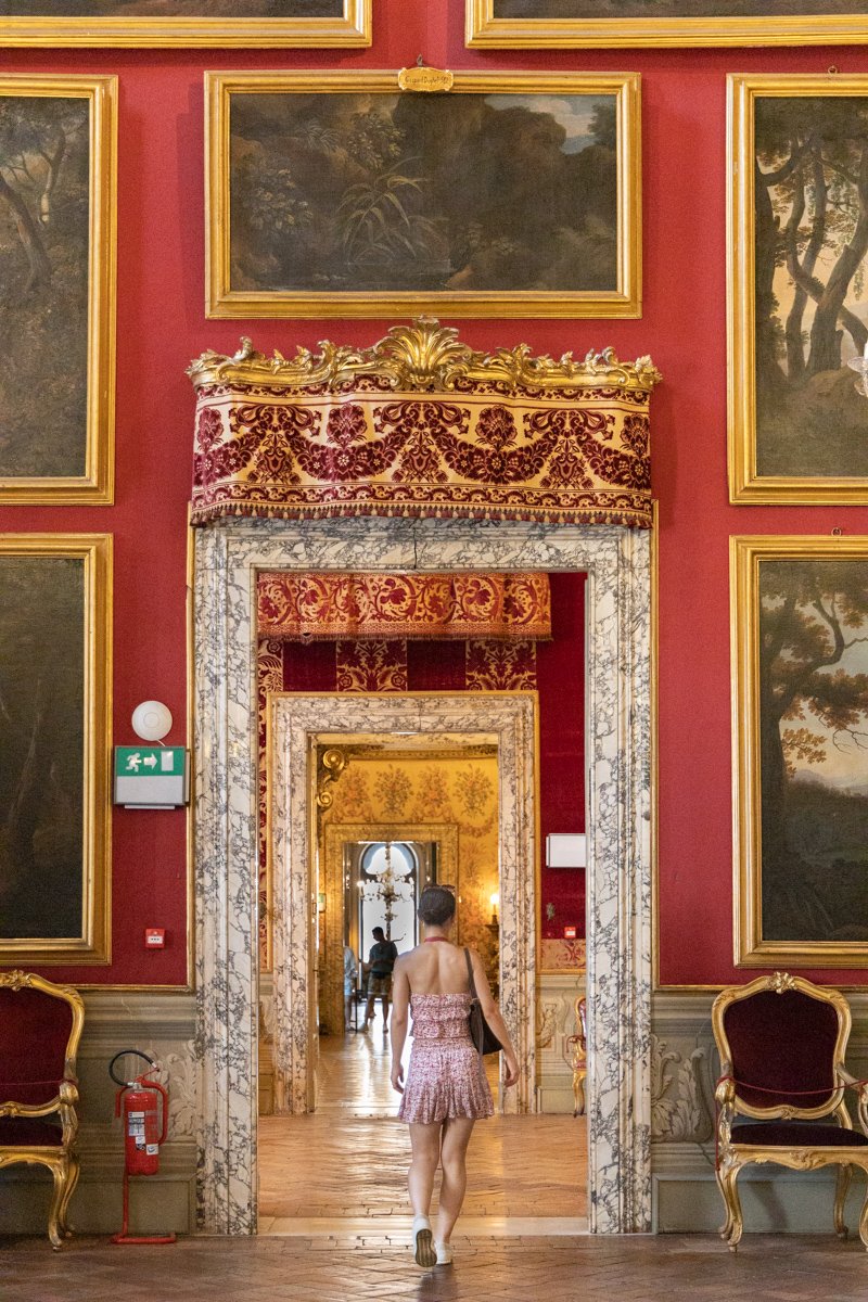 Personne marchant dans une pièce du musée