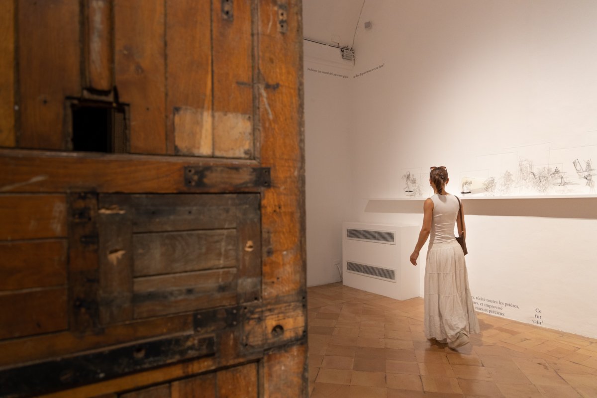 Dans une pièce avec une grande porte