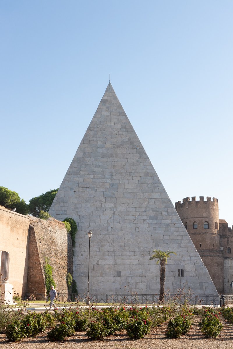 Pyramide de Cestius vue de côté