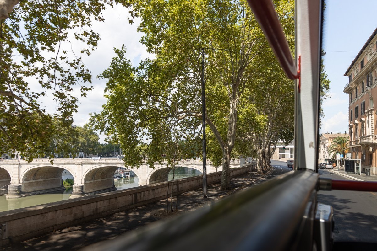 Sur la route au bord du Tibre