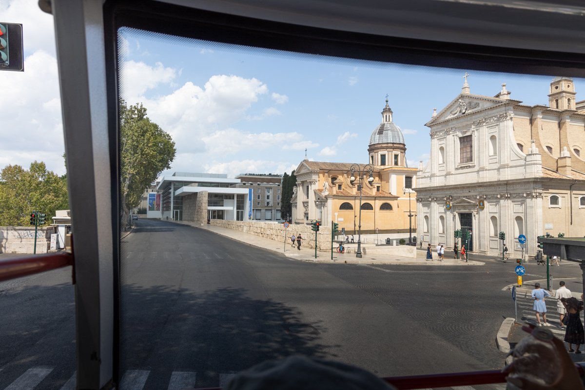 Rue avec une église