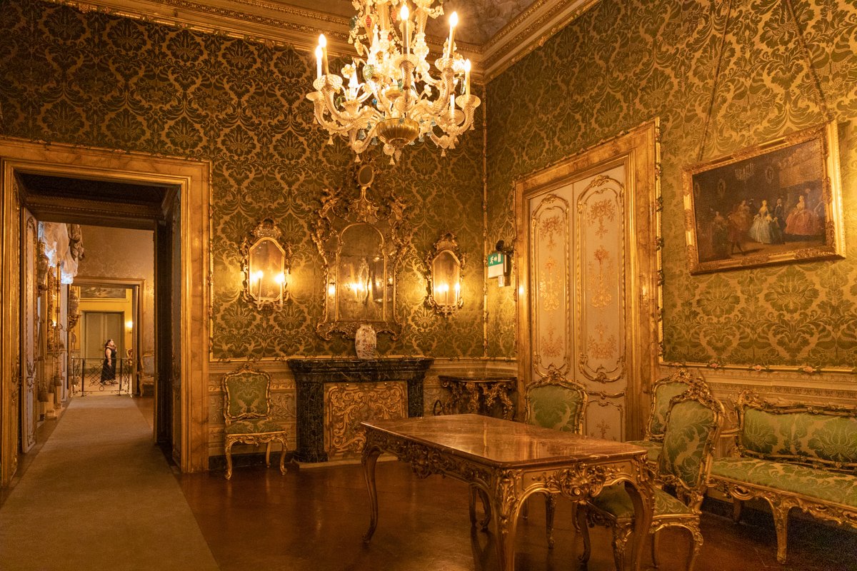 Dans un salon du palais