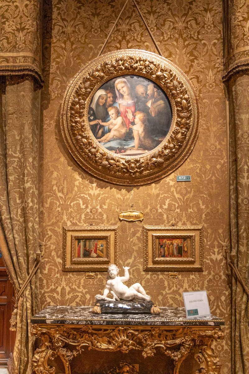 Sculpture d'un enfant nu allongé