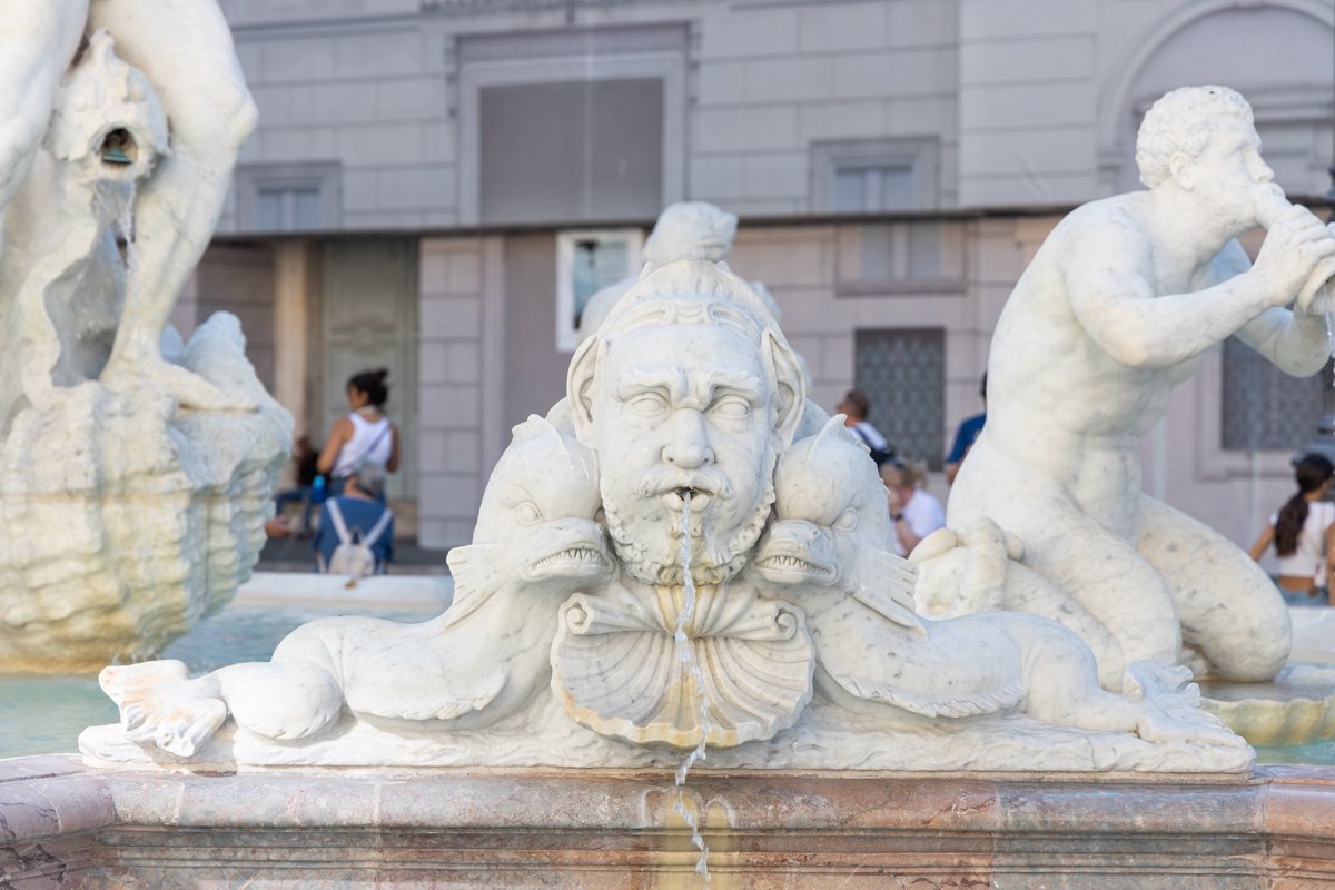 Statue projetant de l'eau par la bouche