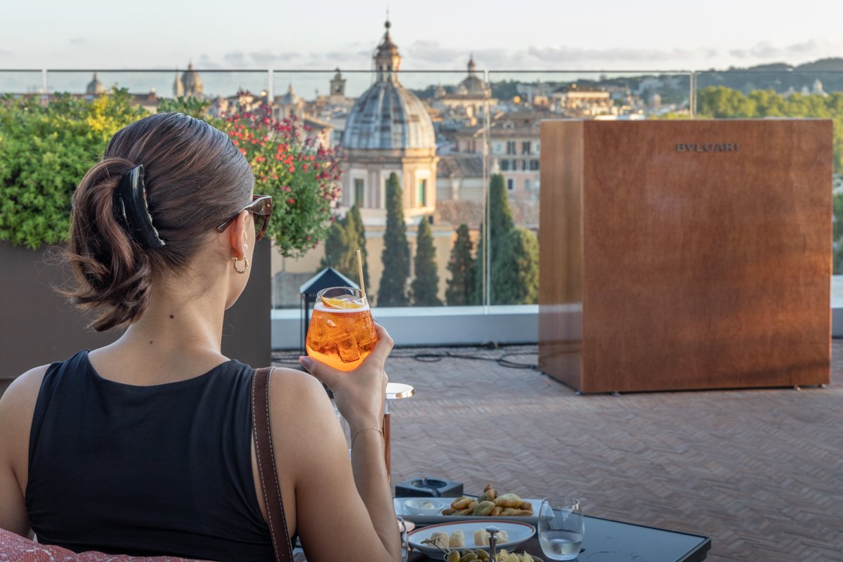 Personne avec un verre sur la terrasse