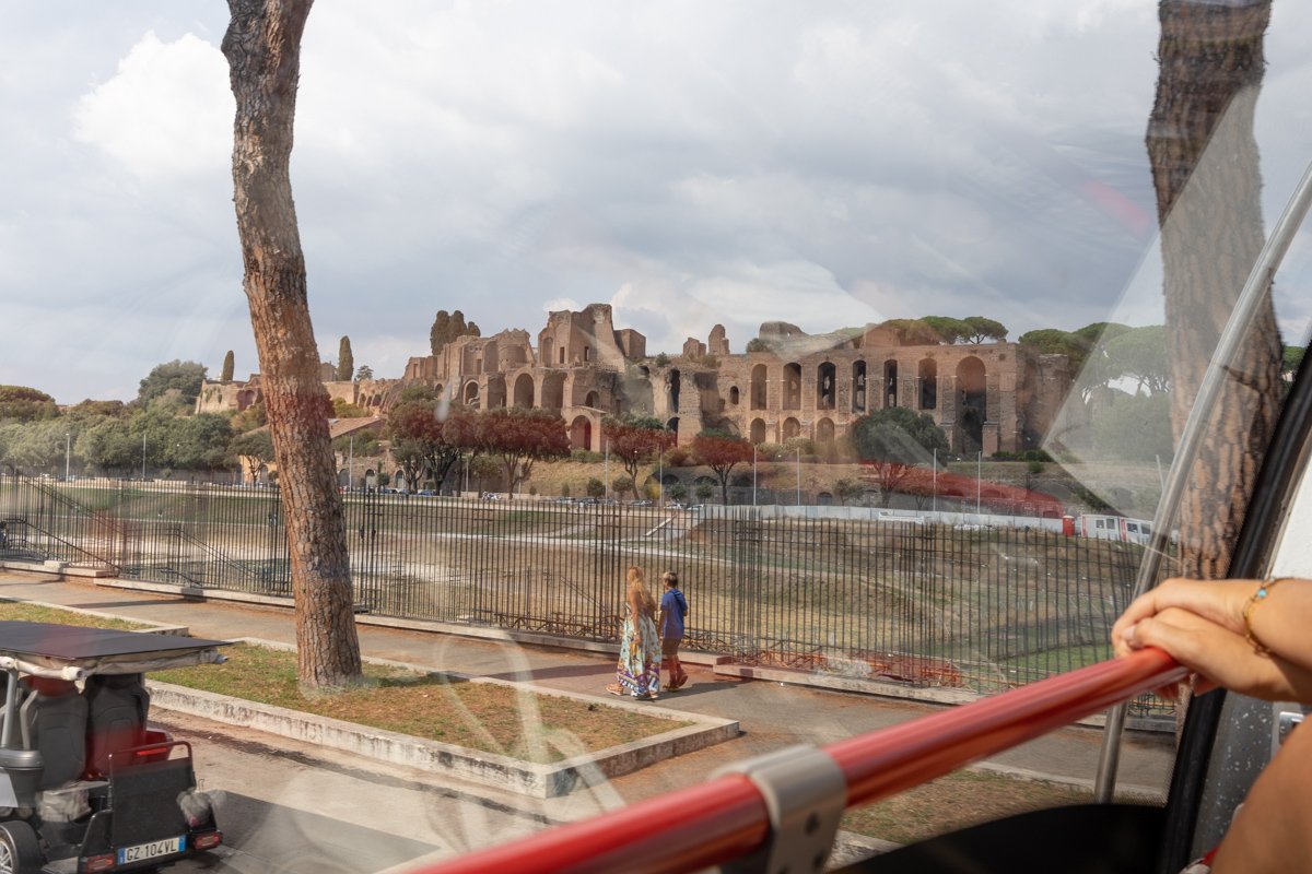 Par la vitre à l'avant