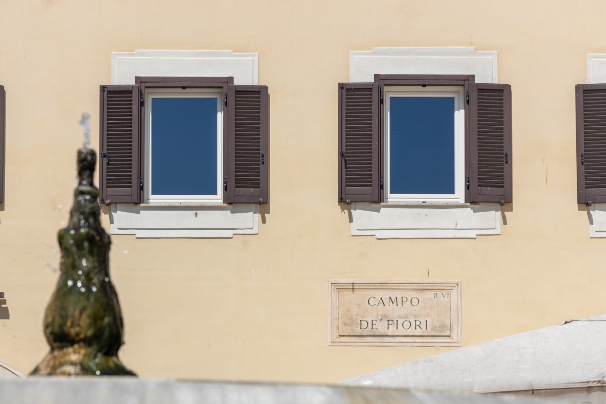 Façade d'une maison qui borde la place