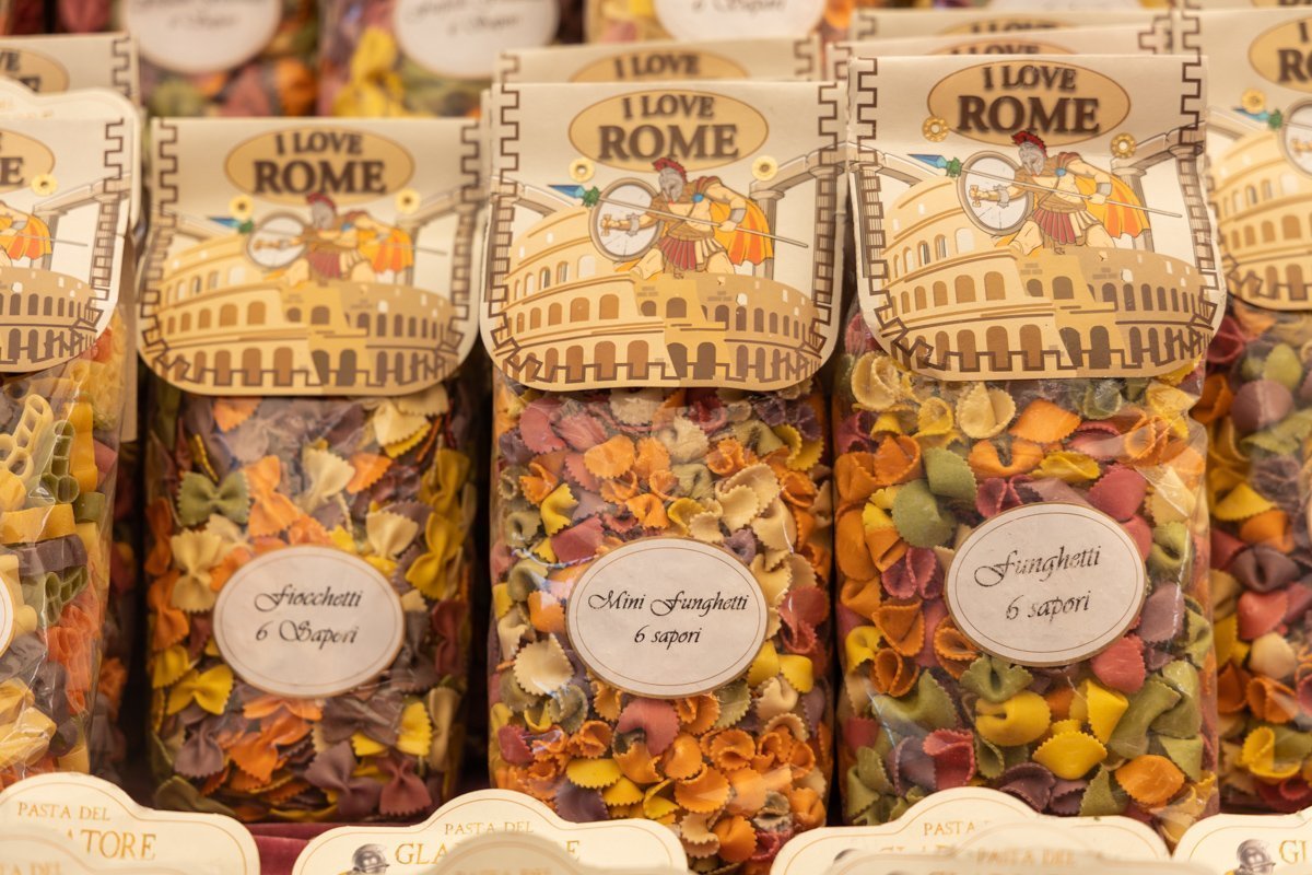 Paquets de pâtes colorées