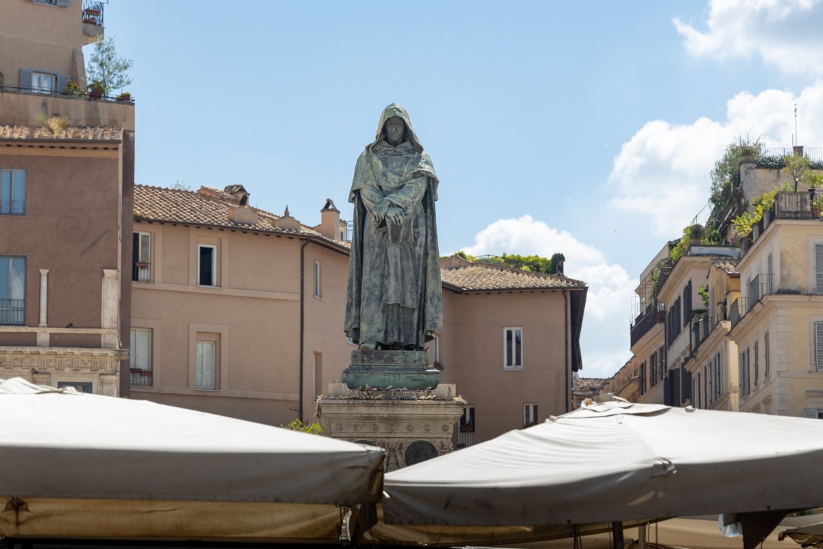 Statue au-dessus des stands