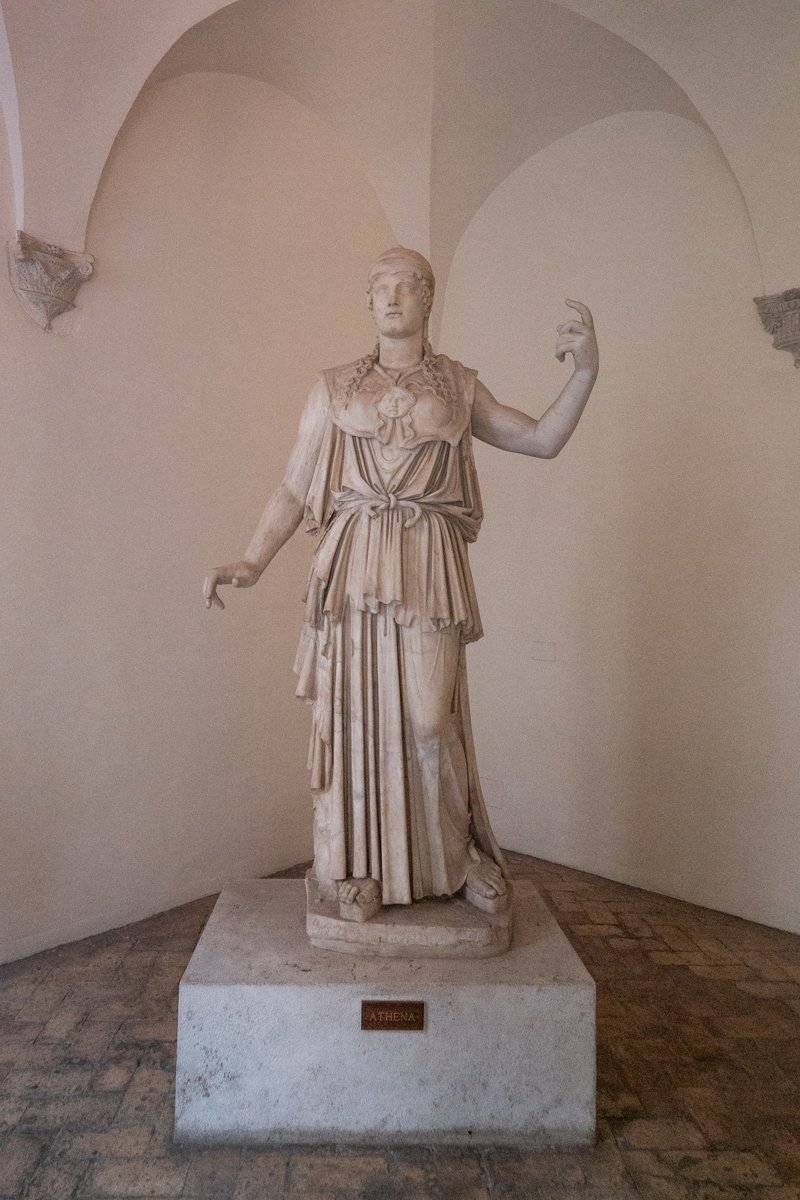 grane statue feminine