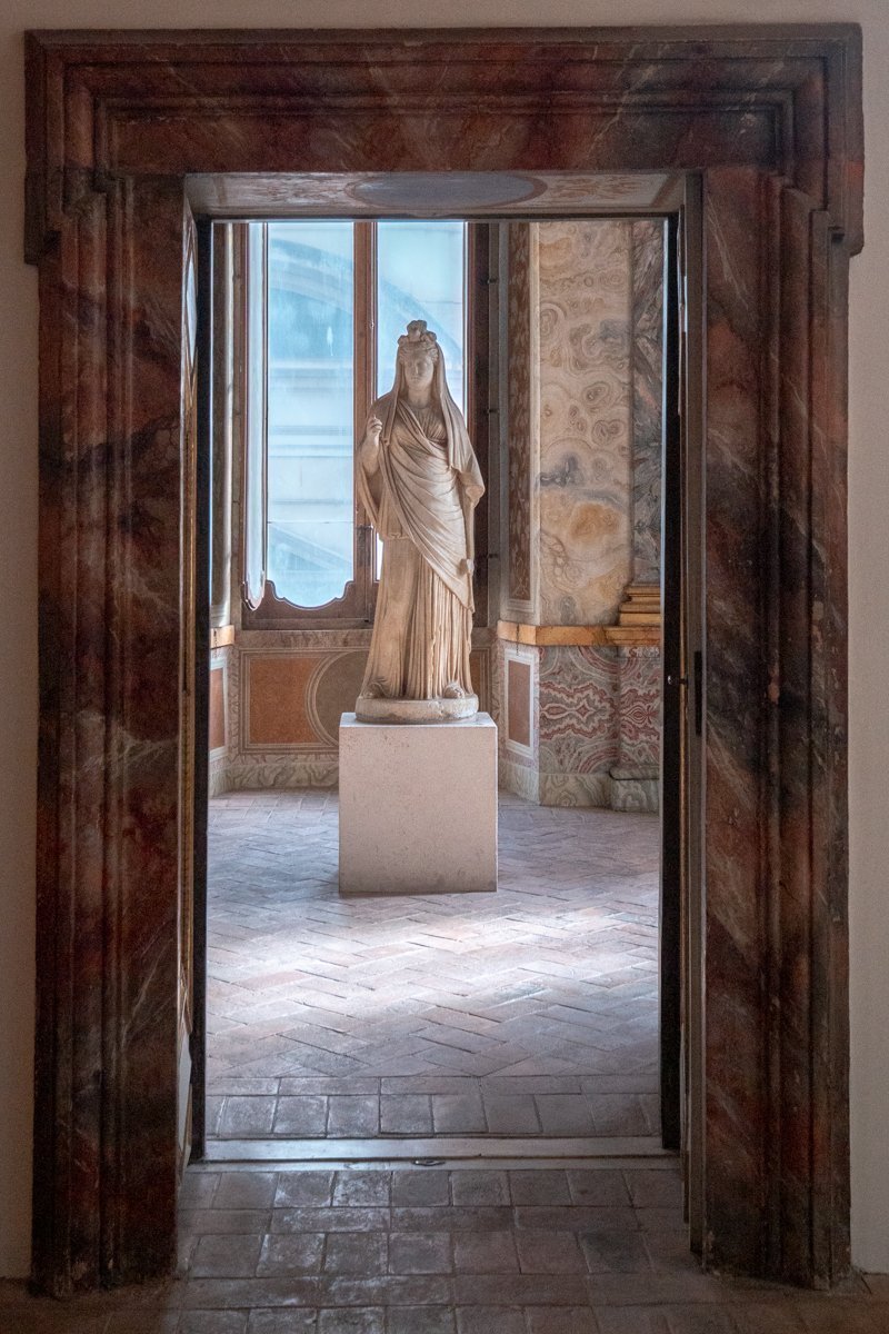 statue féminine à travers porte