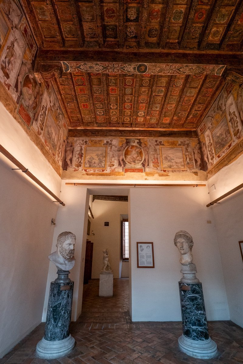 vue ensemble statue plafond