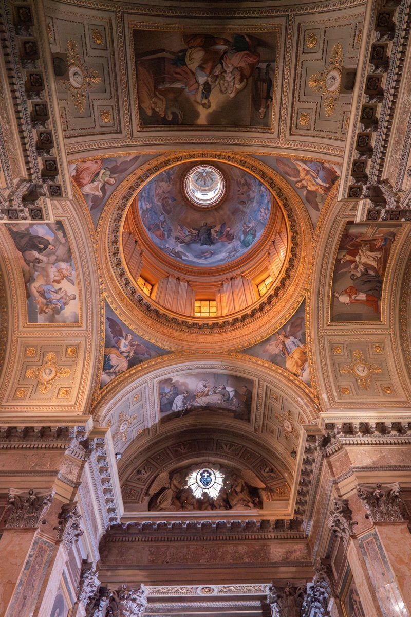 détails vitraux et plafond