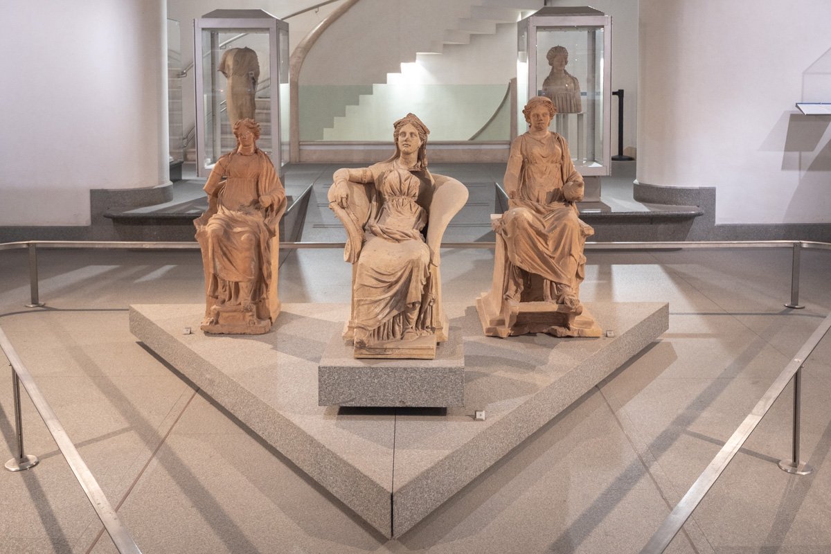 ensemble de statues de femmes