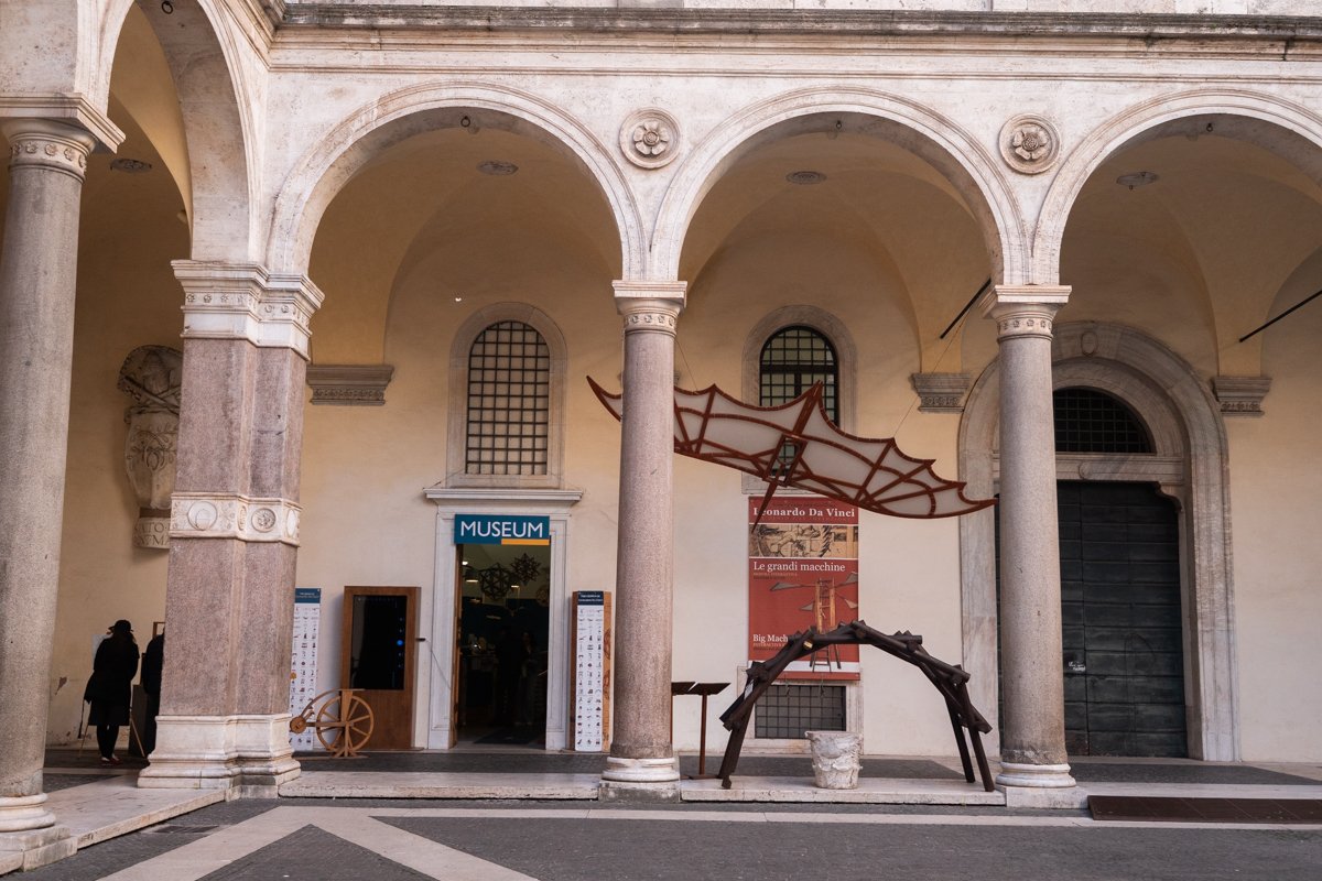 entrée par la cours