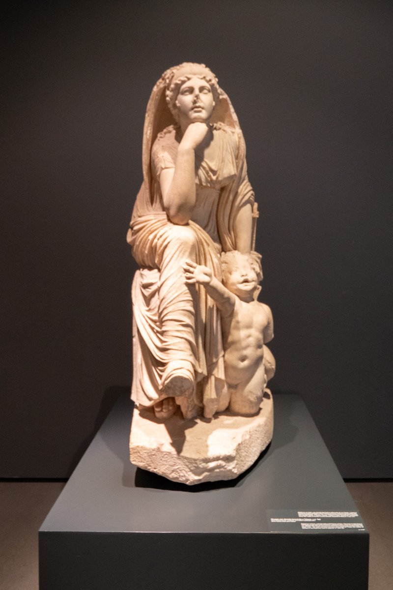 femme pensive avec son bébé