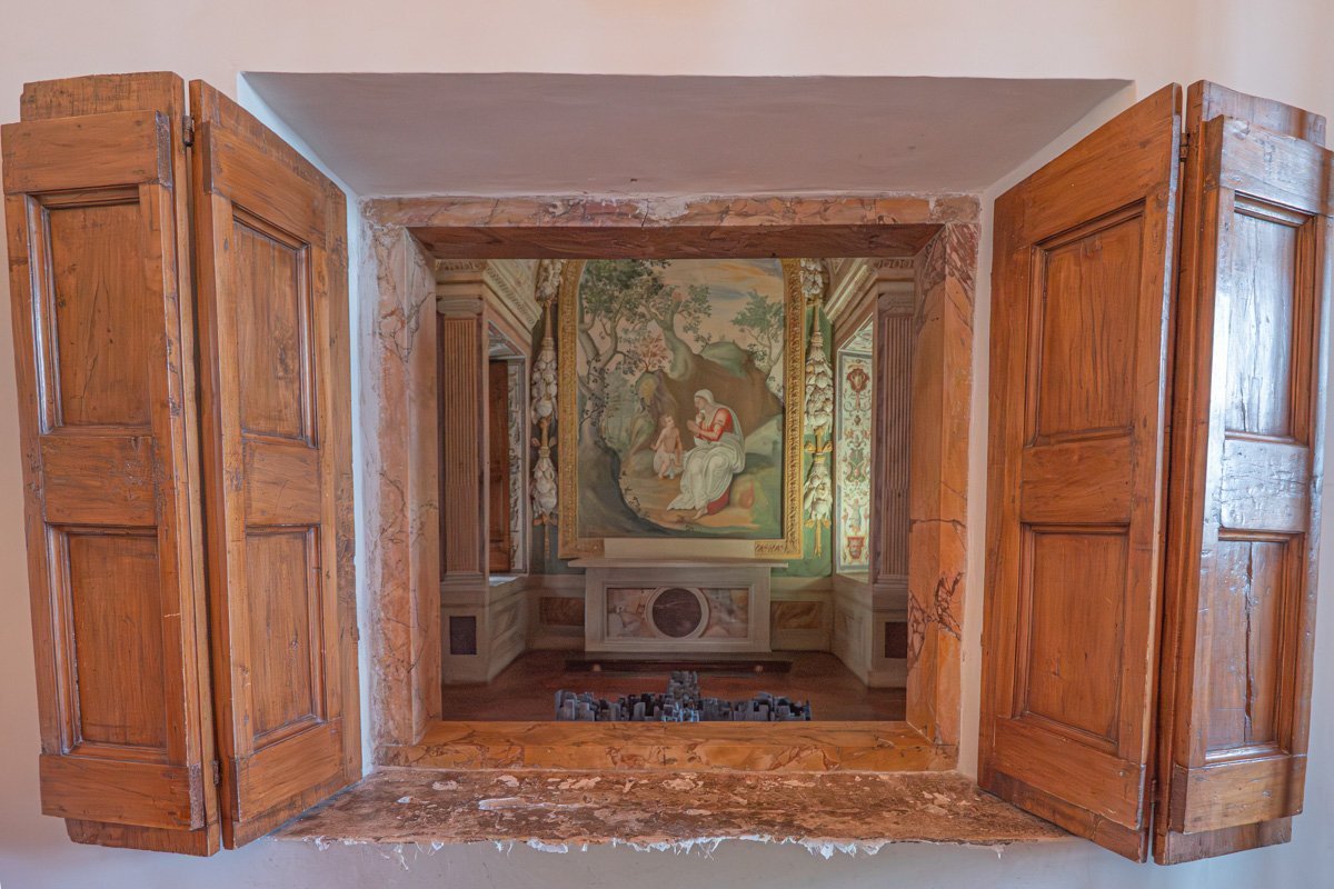 fenêtre cachée avec peinture