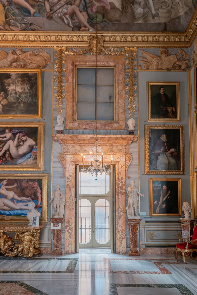 fenêtre et ses contours