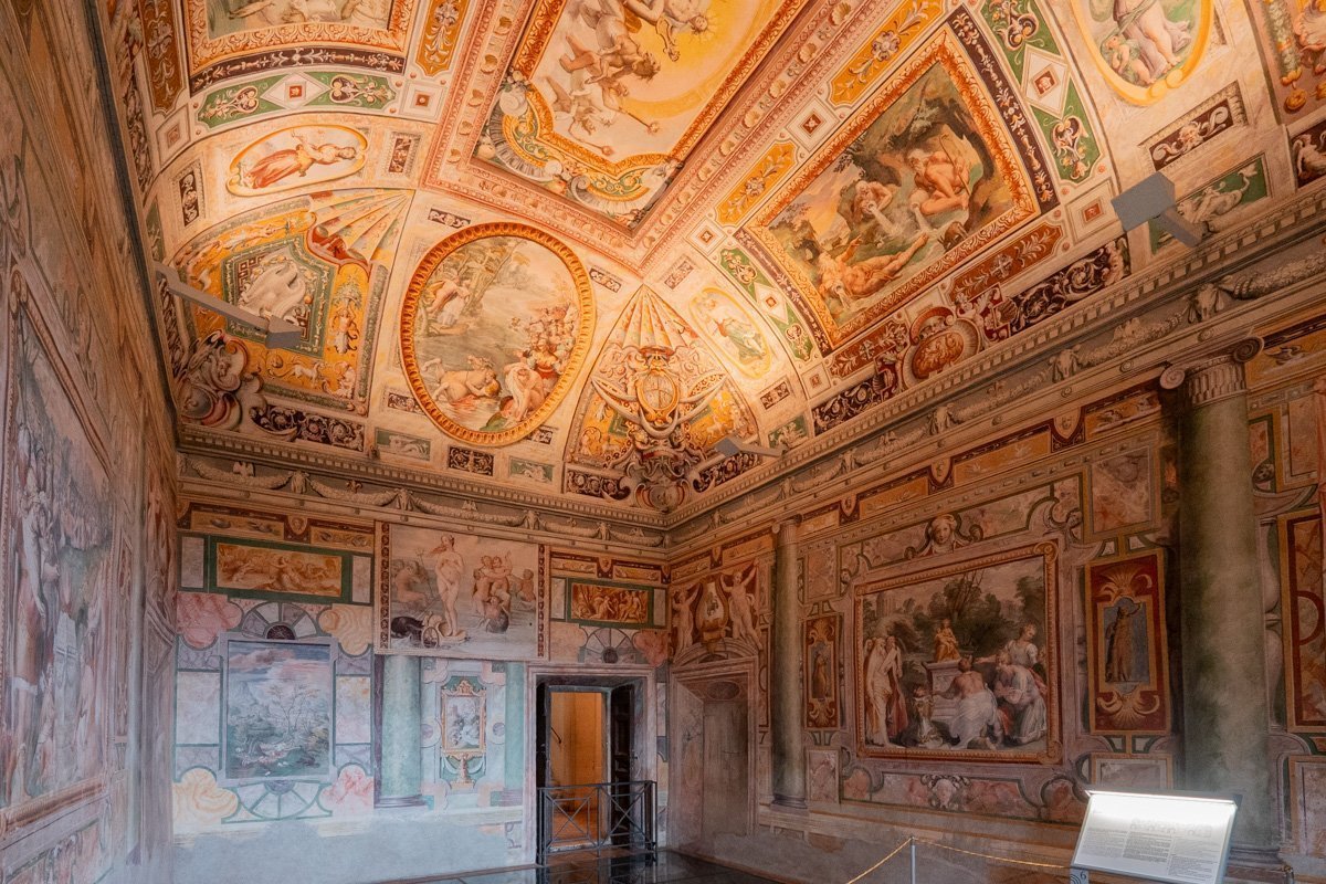 peintures sur murs et plafond