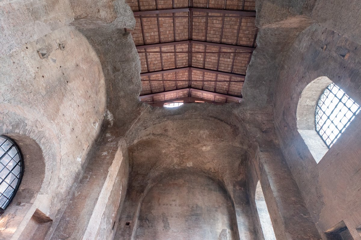 plafond avec vitraux et murs d'époque